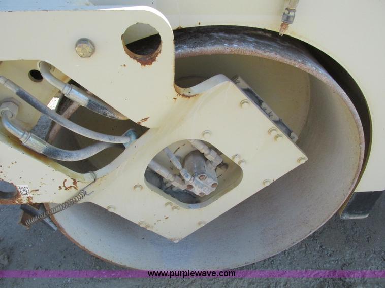 image for item F4439 Ingersoll Rand DD70 vibratory asphalt roller