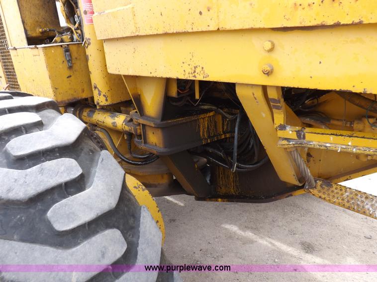 image for item F6471 1975 Caterpillar 120G articulated motor grader