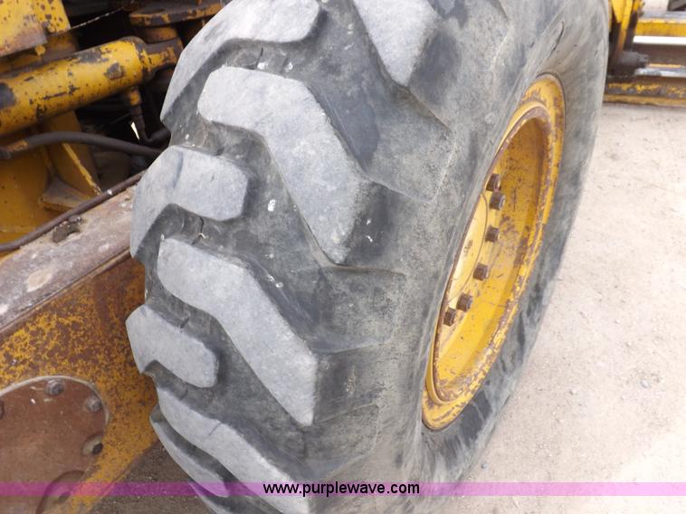 image for item F6471 1975 Caterpillar 120G articulated motor grader