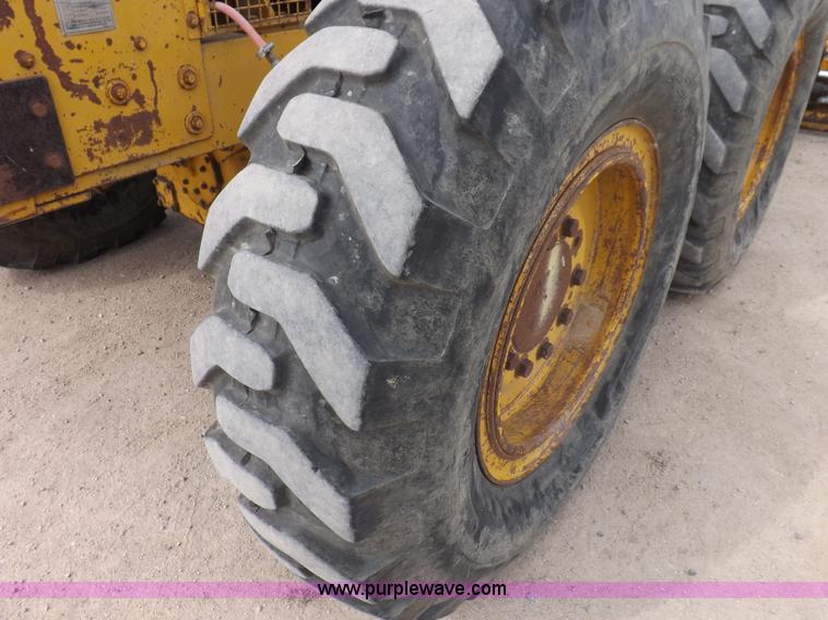 image for item F6471 1975 Caterpillar 120G articulated motor grader