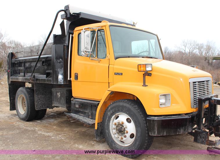 image for item G5358 2001 Freightliner FL70 dump truck