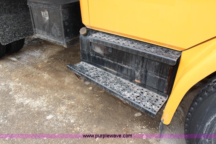 image for item G5358 2001 Freightliner FL70 dump truck