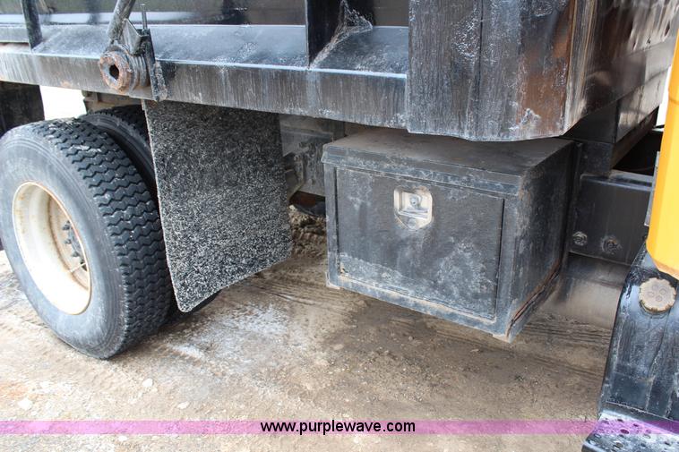 image for item G5358 2001 Freightliner FL70 dump truck