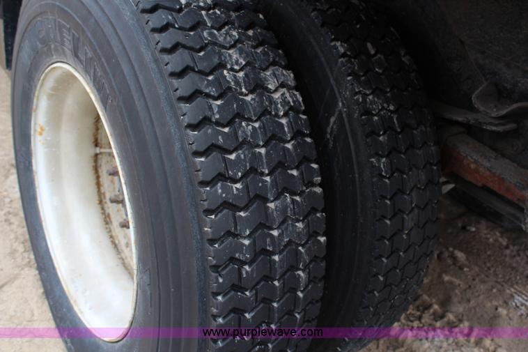 image for item G5358 2001 Freightliner FL70 dump truck