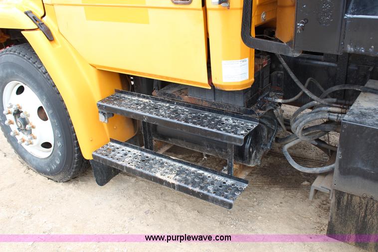 image for item G5358 2001 Freightliner FL70 dump truck