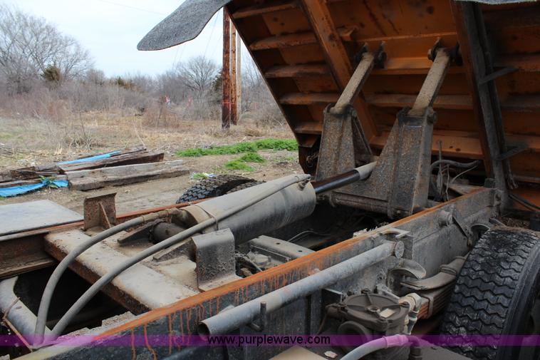 image for item G5358 2001 Freightliner FL70 dump truck