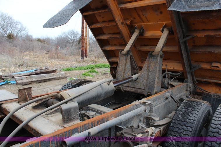 image for item G5358 2001 Freightliner FL70 dump truck