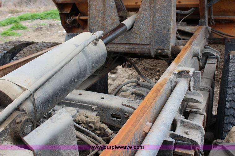 image for item G5358 2001 Freightliner FL70 dump truck