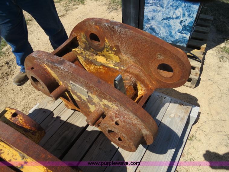 image for item S9553 Caterpillar 320B quick coupler