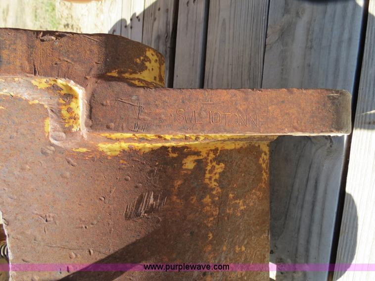 image for item S9556 Caterpillar quick coupler