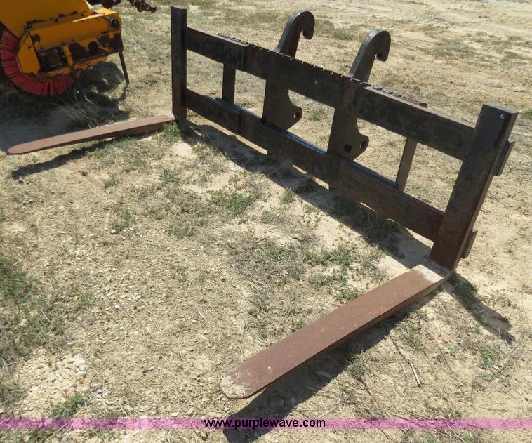 image for item S9558 Caterpillar IT28 spread forks