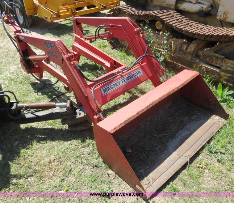 image for item S9577 Massey Fergusen 1016 quick attach loader