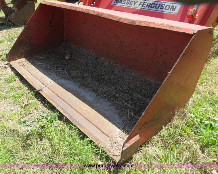 image for item S9577 Massey Fergusen 1016 quick attach loader
