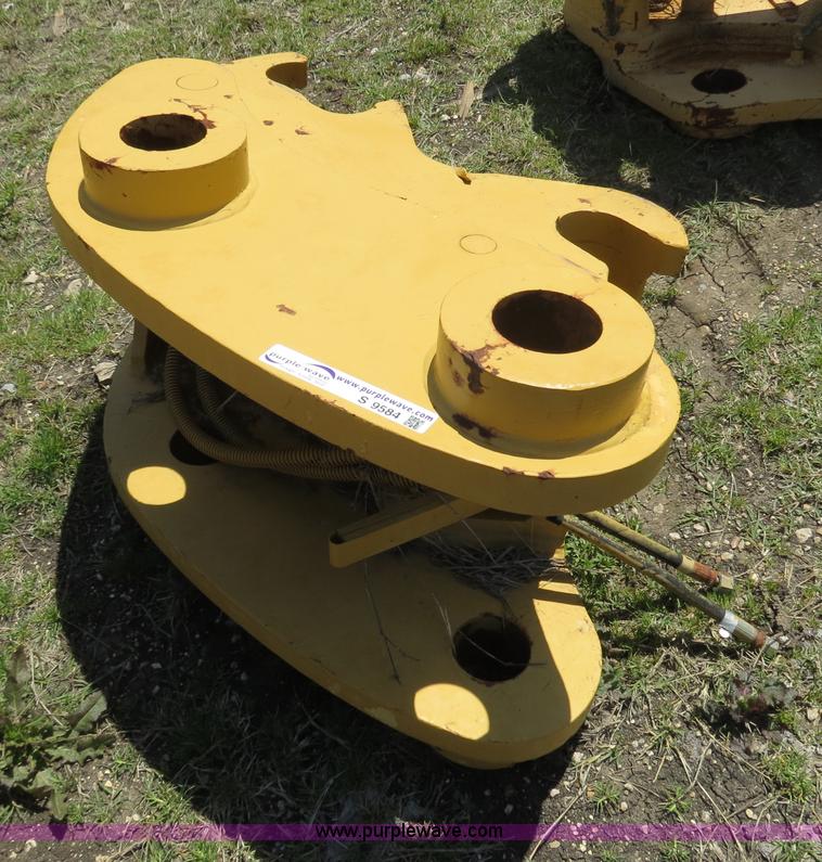 image for item S9584 Caterpillar 320 hydraulic quick coupler