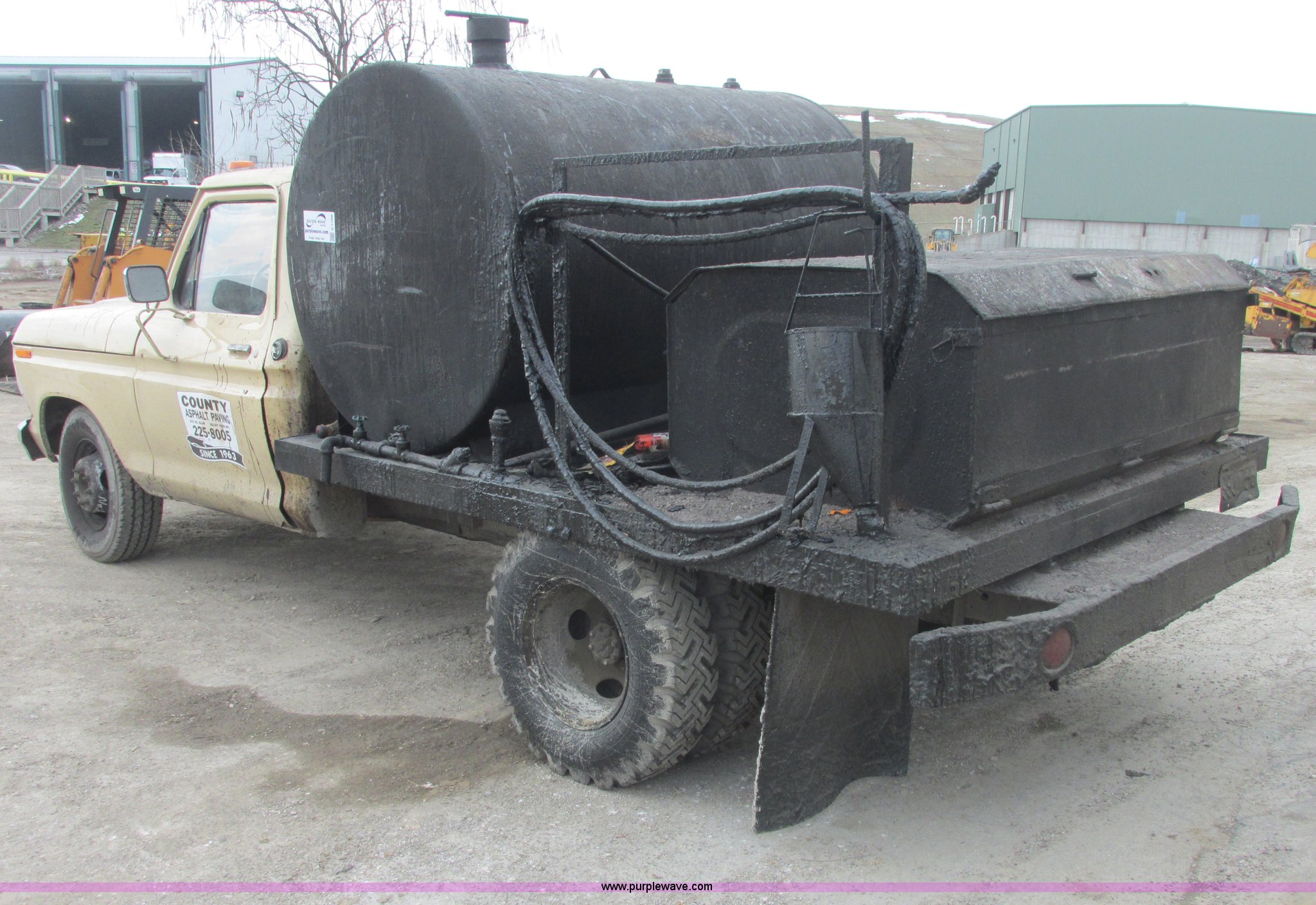 1979 Ford F350 tack oil distributor truck in Valley Park, MO Item