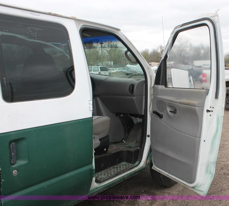 image for item E3404 2001 Ford Econoline E250 van