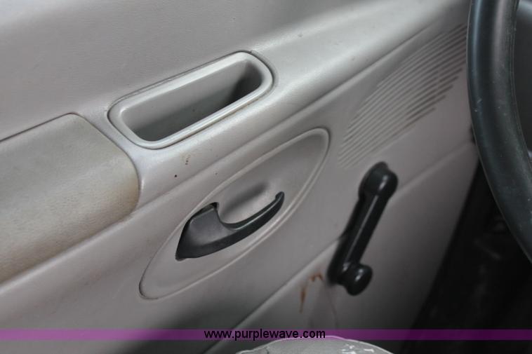 image for item E3404 2001 Ford Econoline E250 van