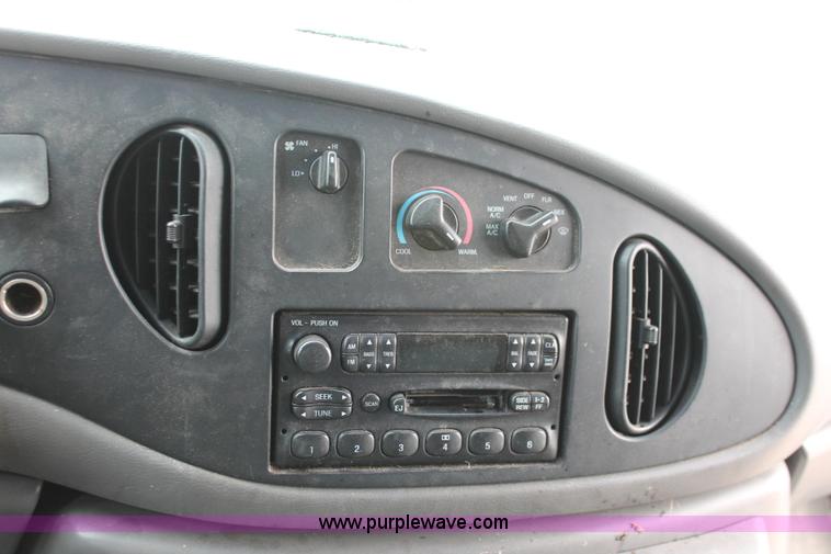 image for item E3404 2001 Ford Econoline E250 van