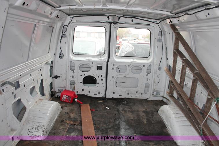 image for item E3404 2001 Ford Econoline E250 van