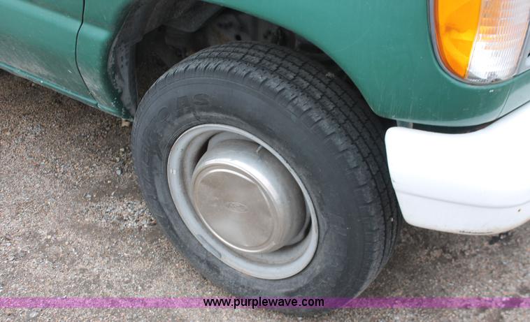image for item E3404 2001 Ford Econoline E250 van