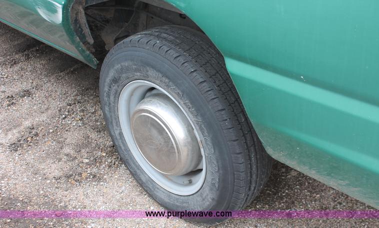 image for item E3404 2001 Ford Econoline E250 van