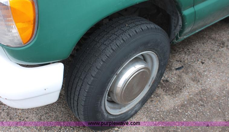 image for item E3404 2001 Ford Econoline E250 van