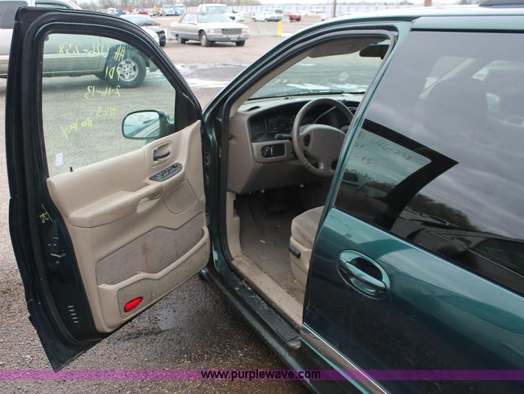 image for item E3405 2000 Ford Windstar SE van