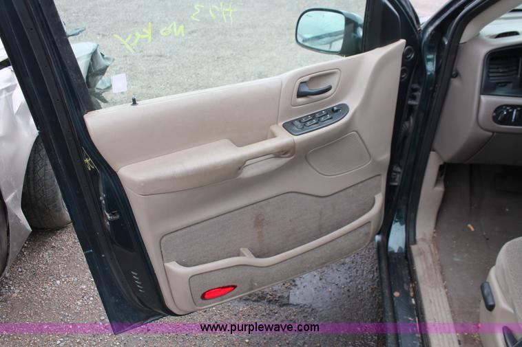 image for item E3405 2000 Ford Windstar SE van