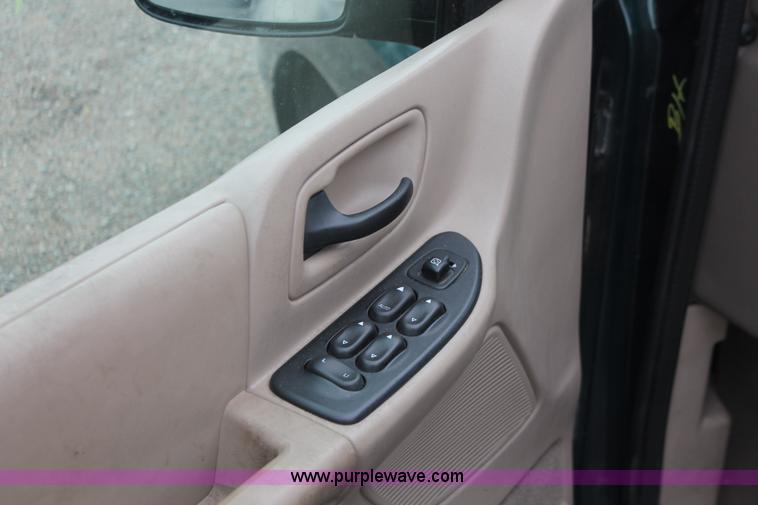 image for item E3405 2000 Ford Windstar SE van