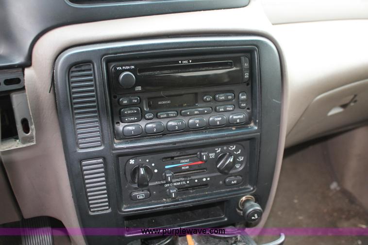 image for item E3405 2000 Ford Windstar SE van