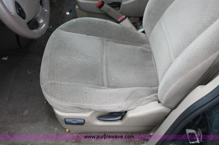 image for item E3405 2000 Ford Windstar SE van