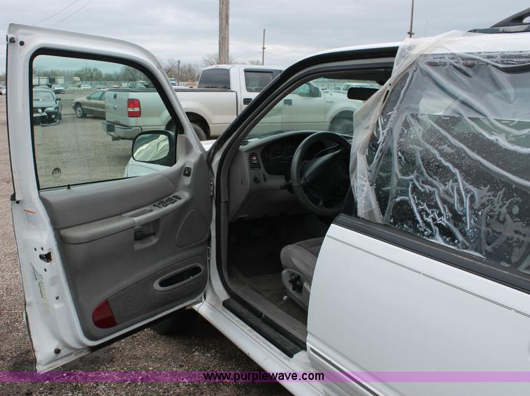 image for item E3407 2000 Ford Explorer XLT SUV