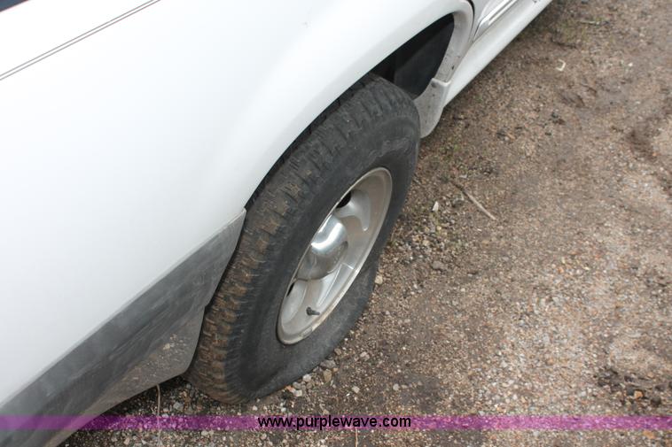 image for item E3407 2000 Ford Explorer XLT SUV