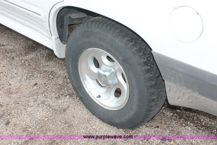 image for item E3407 2000 Ford Explorer XLT SUV