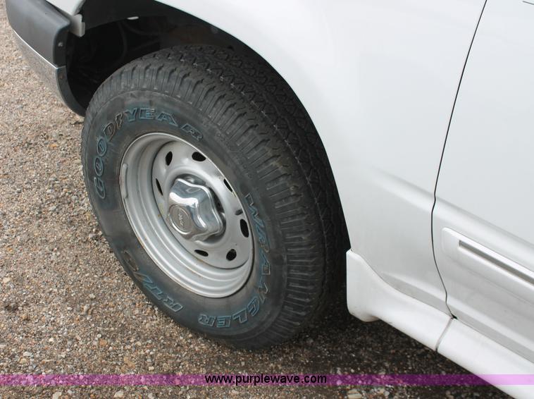 image for item E3407 2000 Ford Explorer XLT SUV