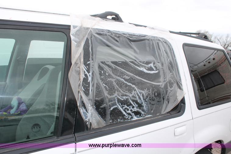 image for item E3407 2000 Ford Explorer XLT SUV