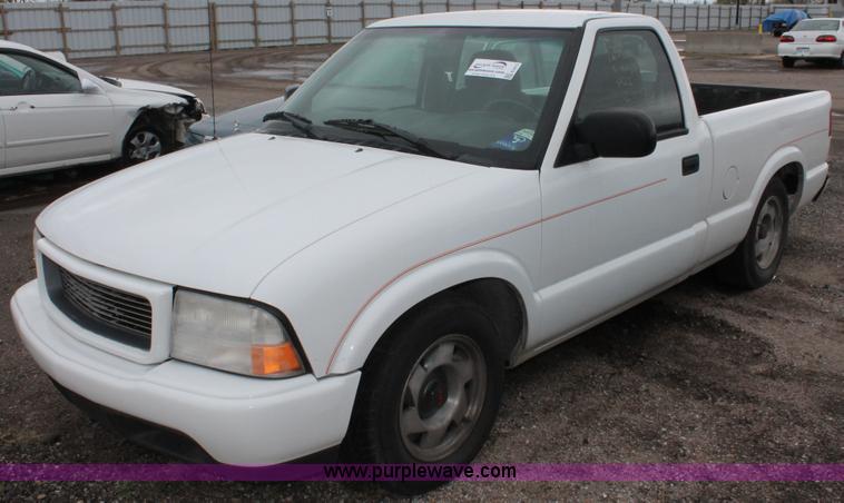 image for item E3413 2000 GMC Sonoma pickup truck