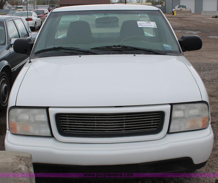 image for item E3413 2000 GMC Sonoma pickup truck