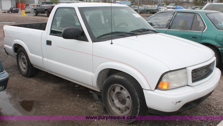 image for item E3413 2000 GMC Sonoma pickup truck