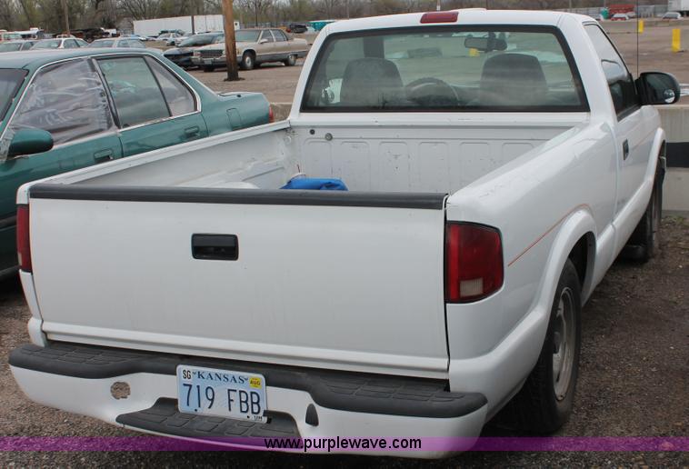 image for item E3413 2000 GMC Sonoma pickup truck