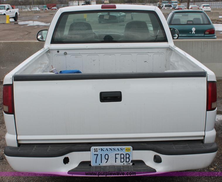 image for item E3413 2000 GMC Sonoma pickup truck