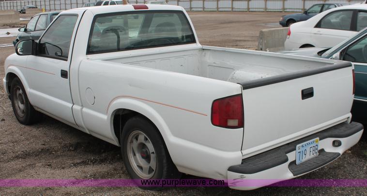 image for item E3413 2000 GMC Sonoma pickup truck
