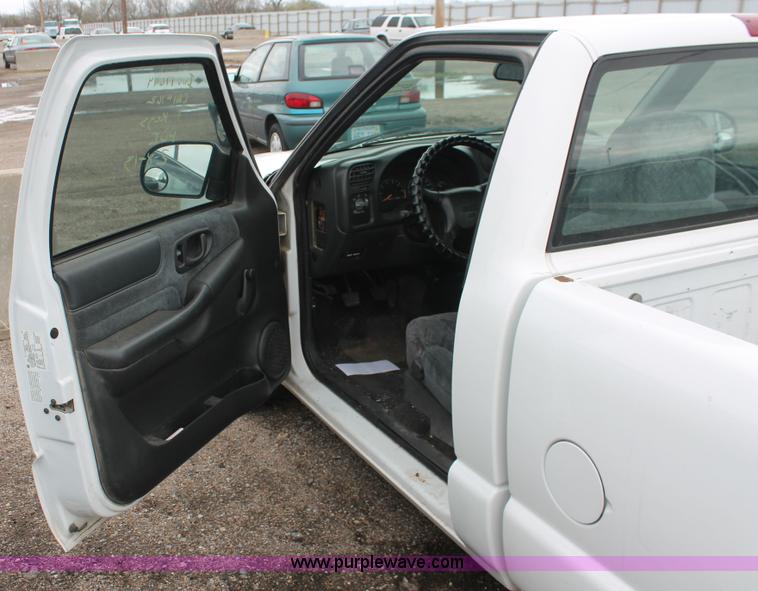 image for item E3413 2000 GMC Sonoma pickup truck