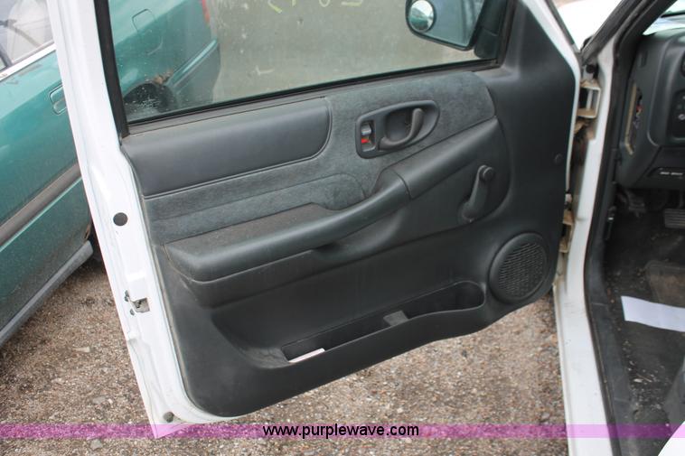 image for item E3413 2000 GMC Sonoma pickup truck