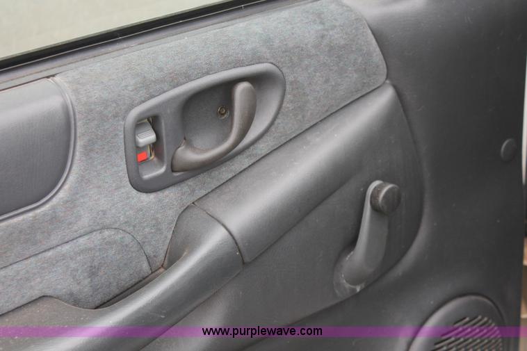 image for item E3413 2000 GMC Sonoma pickup truck