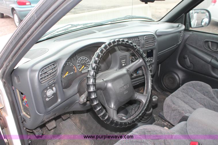 image for item E3413 2000 GMC Sonoma pickup truck