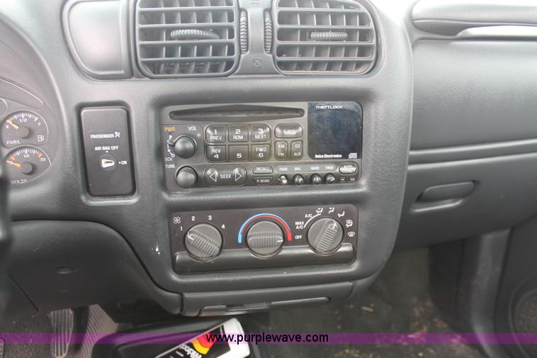 image for item E3413 2000 GMC Sonoma pickup truck