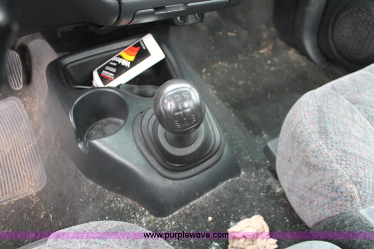 image for item E3413 2000 GMC Sonoma pickup truck