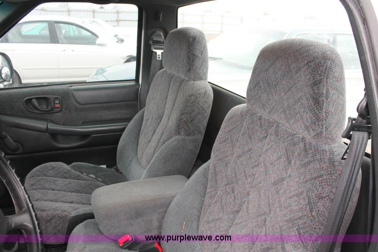 image for item E3413 2000 GMC Sonoma pickup truck