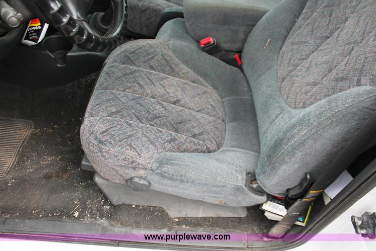 image for item E3413 2000 GMC Sonoma pickup truck